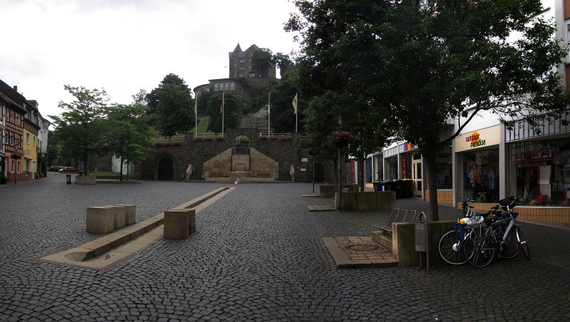 burg klopp bingen.jpg - Het is nog rustig in Bingen als we aan de voet van burg Klopp een kop koffie gaan drinken.
